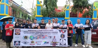 Foto bersama perwakilan komunitas dan asosiasi media setelah memberikan bantuan di Desa Sukamulya Kecamatan Tegalwaru Kabupaten Purwakarta (Foto: Istimewa)