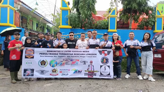 Foto bersama perwakilan komunitas dan asosiasi media setelah memberikan bantuan di Desa Sukamulya Kecamatan Tegalwaru Kabupaten Purwakarta (Foto: Istimewa) Foto bersama perwakilan komunitas dan asosiasi media setelah memberikan bantuan di Desa Sukamulya Kecamatan Tegalwaru Kabupaten Purwakarta (Foto: Istimewa)