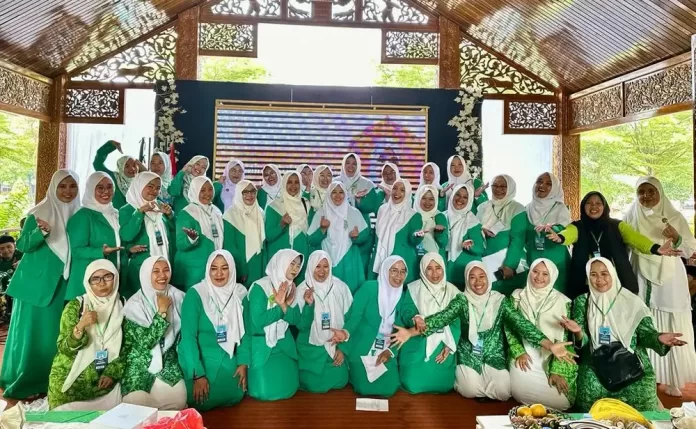 Ibu-ibu Fatayat NU Purwakarta menggelar pengajian dan istighosah dalam rangka memperingati Isra Mi'raj Nabi Muhammad SAW (Foto: Ist)