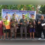 Pembagian bibit tanaman oleh Ivan Kuntara untuk masyarakat Kabupaten Purwakarta