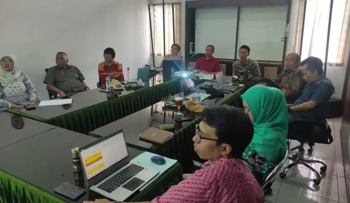 Rapat jajaran PDAM Purwakarta membahas penyesuain tarif air minum sesuai keputusan Gubernur Jabar (Foto Ist) Rapat jajaran PDAM Purwakarta membahas penyesuain tarif air minum sesuai keputusan Gubernur Jabar (Foto Ist)
