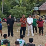 Haji Selan (baju batik) sedang memberikan arahan dan support kepada pemain Persipo U-17 di Lapangan PORSEBA Desa Babakancikao Kecamatan Babakancikao Kabupaten Purwakarta pada Jum'at, 30 Agustus 2024 (Foto: Ist)