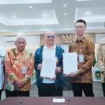 Pj Bupati Purwakarta Benni Irwan (kiri) bersama Plt Dirut PDAM GTR Purwakarta Riana A Wangsadiredja (kedua kanan). (Foto: Ist)