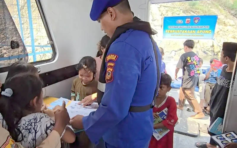 Satpolairud Polres Purwakarta Ajak Minat Baca Lewat Perpustakaan Terapung