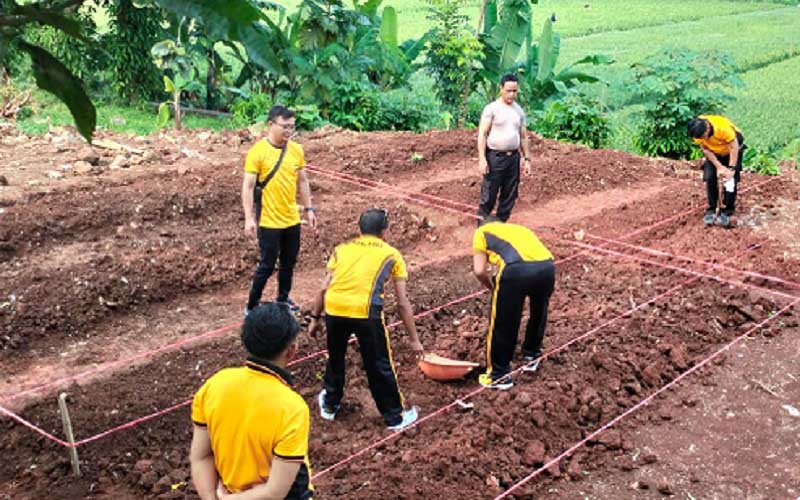 Perkuat Ketahanan Pangan, Polsek Plered Buka Lahan Kosong Untuk Bertanam