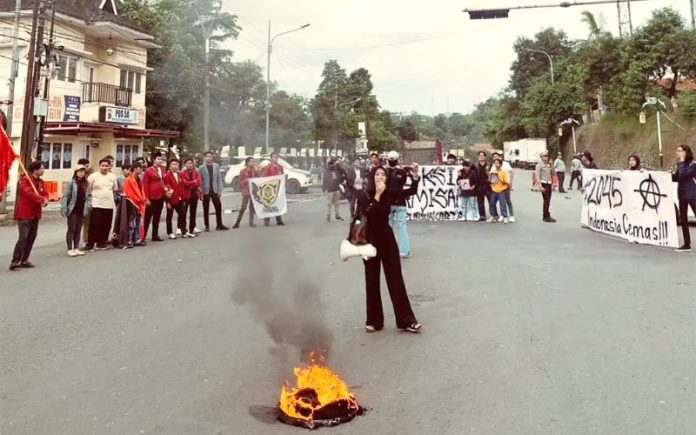 Aksi demo Indonesia Gelap yang digelar Aliansi BEM Purwakarta