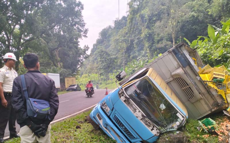 Truk telur terguling di Purwakarta