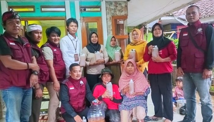 PRK-I Perkenalkan Mikroba PA 63 Garuda kepada Kelompok Petani di Desa Cilingga