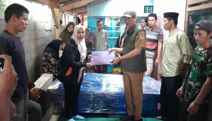 Tangis Ibu Icah Saat Jenazah Anaknya Pulang ke Purwakarta
