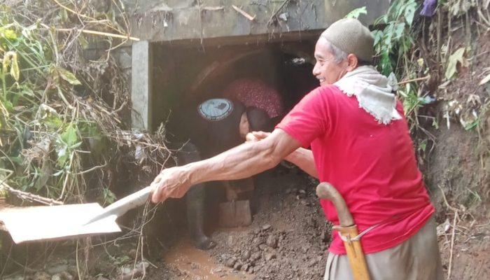 Warga Kampung Cijanggot Purwakarta, Gotong Royong Keruk Kali Demi Cegah Banjir