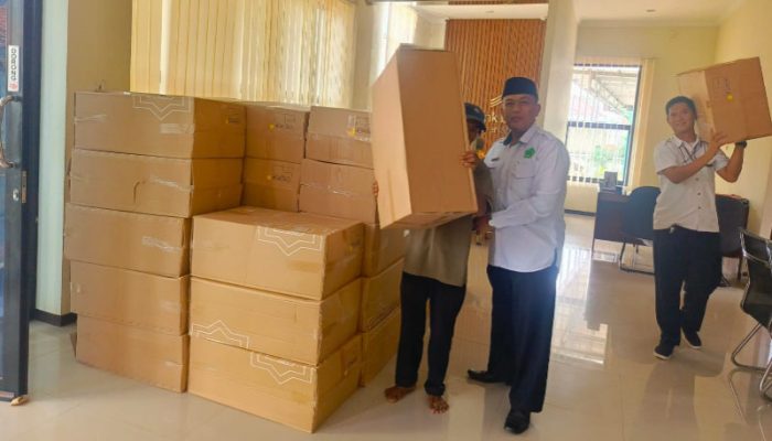 Jelang Keberangkatan, Koper Calon Haji Purwakarta 2025 Mulai Didistribusikan