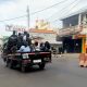 Mobil bak terbuka membawa wisatawan