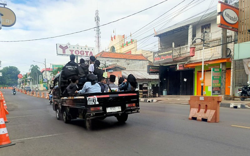 Mobil bak terbuka membawa wisatawan