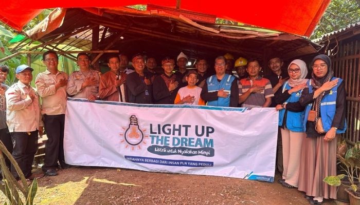 Terangi Harapan, Nyalakan Mimpi: PLN Purwakarta Berikan Listrik Gratis kepada Masyarakat Kurang Mampu
