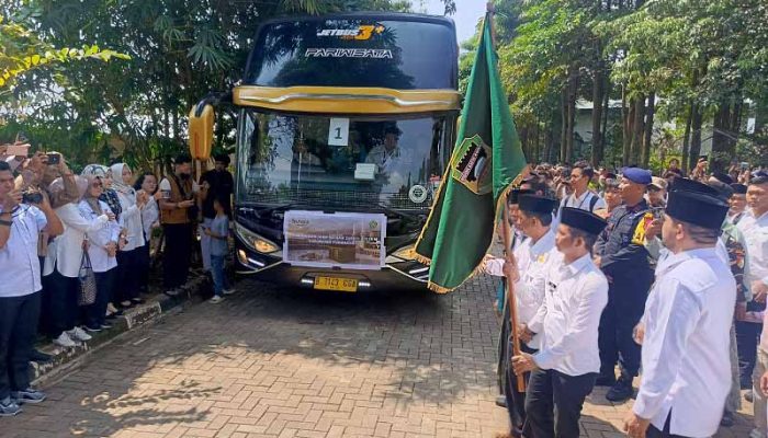 Bupati Purwakarta Binzein Lepas 445 Calon Jemaah Haji Kloter 5