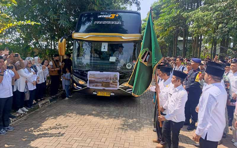 Bupati Purwakarta saat melepas calon jemaah Haji