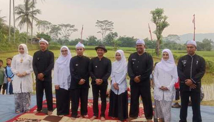 Bupati Purwakarta Lantik Resmi Empat Kades di Tengah Sawah