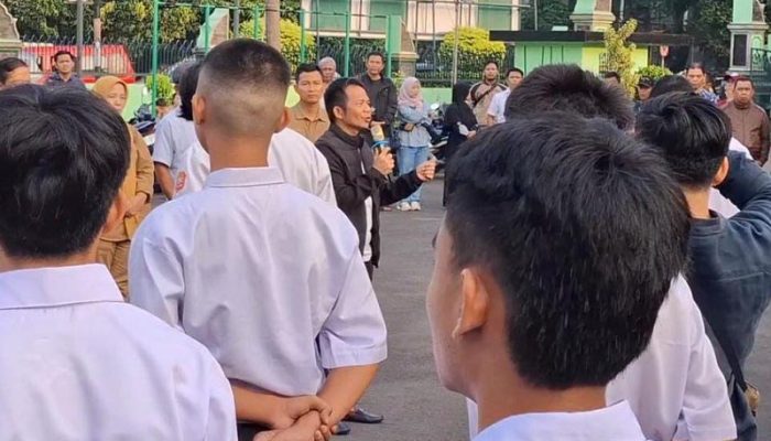 Isak Tangis Iringi Keberangkatan Siswa Purwakarta ke Barak Militer