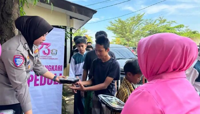 Jumat Berkah, Polres Purwakarta Bagikan Nasi Kotak Gratis di Masjid