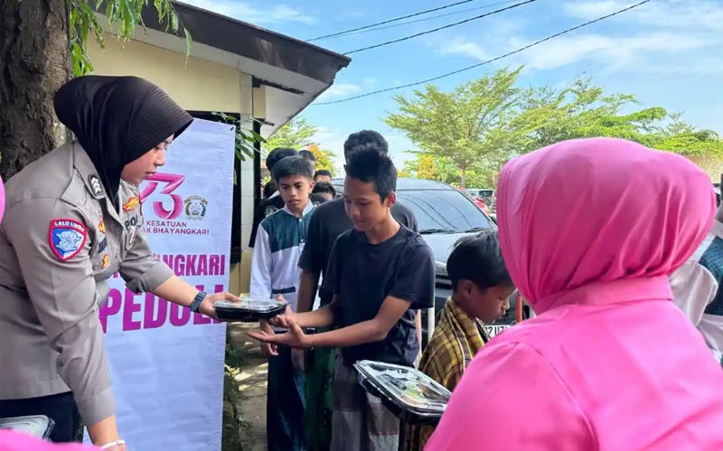Pembagian nasi kotak oleh personel Polres Purwakarta