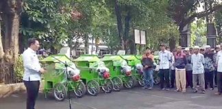 Penyerahan mesin perontok padi kepada kelompok tani Purwakarta