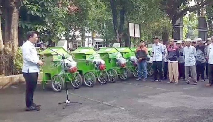 Kelompok Tani Purwakarta Terima Mesin Perontok Padi Dari Kementan