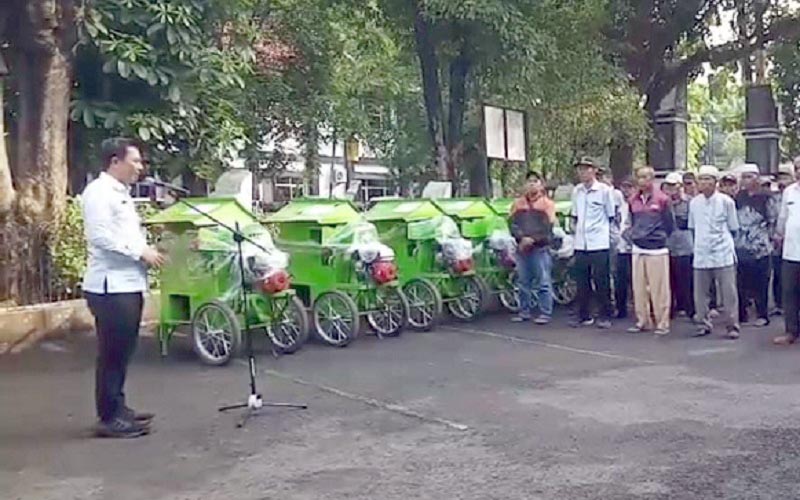 Penyerahan mesin perontok padi kepada kelompok tani Purwakarta