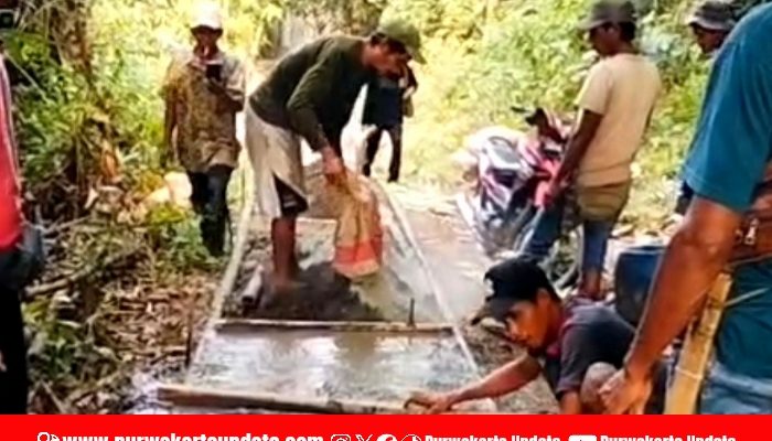 Puluhan Tahun Terisolasi, Warga di Desa Parungbanteng Bangun Jalan Sendiri