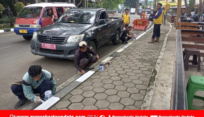 Percantik Wajah Kota, Pengecatan Jalur Utama Warnai Semangat Hari Jadi Purwakarta 2025