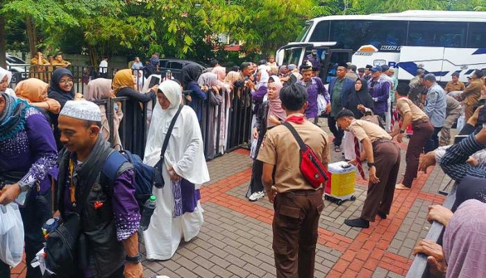 Kepulangan Jemaah Haji Purwakarta Kloter Terakhir Disambut Haru Keluarga
