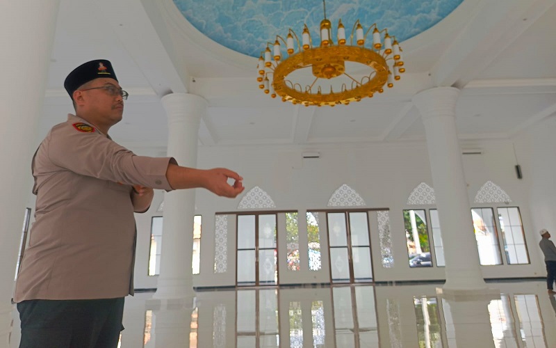 Kapolres Purwakarta saat meresmikan Masjid Jami Al Husna