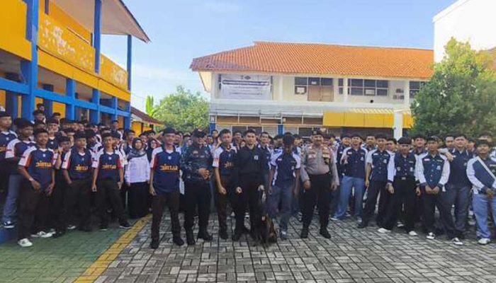 Sosialisasi di SMK Bina Taruna Purwakarta, Polisi Bawa Anjing Pelacak