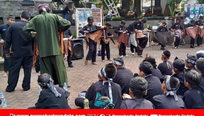 KIS ARTA Empat Tahun Konsisten Edukasi Iket Sunda di Taman Anak Surawisesa