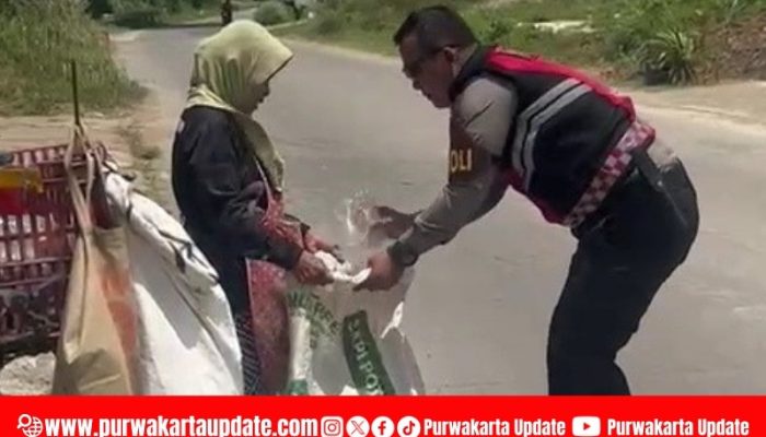 Aksi Humanis Polisi Purwakarta, Bripka Sopian Bantu Ibu Pemulung di Jalan Raya