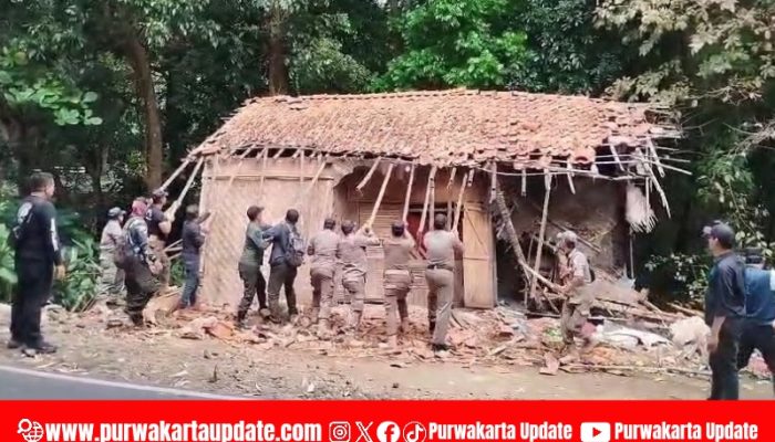 Satpol PP Purwakarta Bongkar Bangunan PKL Tak Layak Huni di Ranca Darah