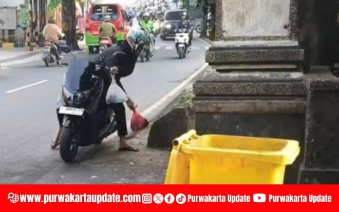 Pengendara-buang-sampah