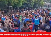 Ricuh di Tengah Aksi Upah 2026, Massa Ojol dan Buruh Bentrok di Purwakarta