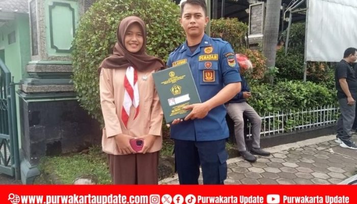 Tak Hanya Padamkan Api, Damkar Purwakarta Antar Siswi Ambil Rapor Jadi Wali Murid Dadakan