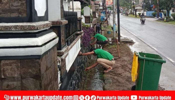 Antisipasi Banjir di Musim Hujan, Camat Purwakarta Ajak Warga Bersihkan Drainase