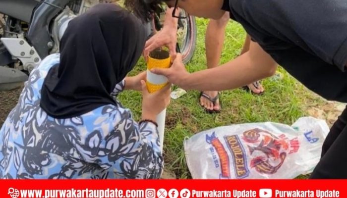 Kurangi Risiko Kecelakaan Malam Hari, Mahasiswa KKN Unsika Pasang Reflektor di 20 Titik Jalan Desa