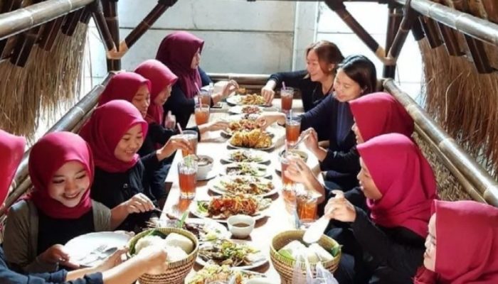 Bukber, Tradisi Buka Puasa Bersama: Lebih dari Sekadar Makan di Waktu Magrib
