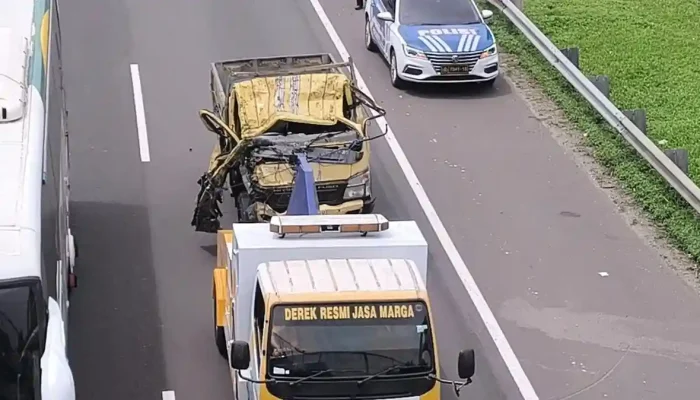 Truk Pengangkut Keramik Terguling Di Tol Cipularang, Satu Orang Meninggal Dunia