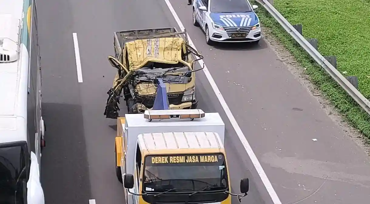 Truk Keramik terguling di tol cipularang purwakarta