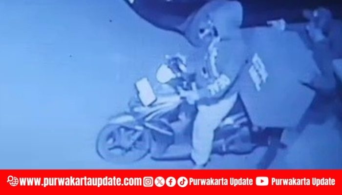 Dua Terduga Pencuri Kotak Amal Masjid di Purwakarta Terekam CCTV