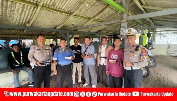 Satlantas Polres Purwakarta Bagikan Nasi dan Edukasi Keselamatan Jelang Ramadan 2026