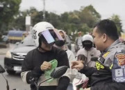 Berbagi Berkah Di Bulan Ramadan, BM Satlantas Polres Purwakarta Bagikan Takjil Ke Masyarakat