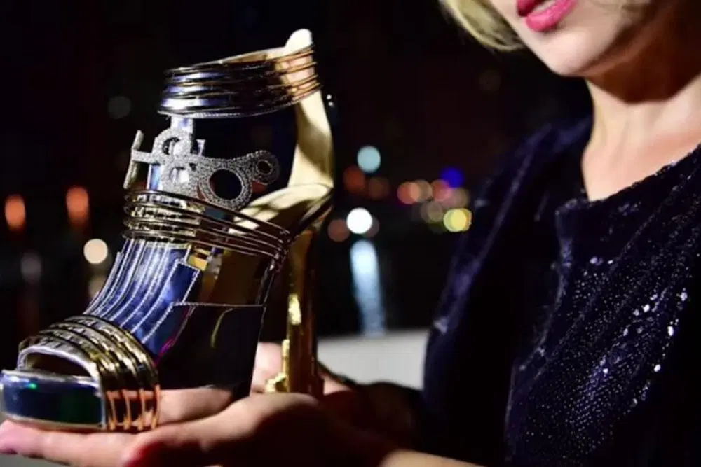 Moon Star Shoes sepatu termahal di dunia dari emas dan berlian.