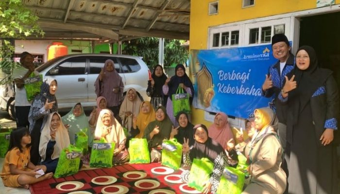 Tebar Keberkahan di Bulan Ramadan, Arminareka Perdana Purwakarta Bagikan Sembako untuk Warga