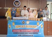Jum’at Berkah Ramadan, Kemenhaj Purwakarta Bagikan Ratusan Paket Takjil untuk Warga