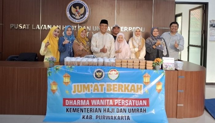 Jum’at Berkah Ramadan, Kemenhaj Purwakarta Bagikan Ratusan Paket Takjil untuk Warga